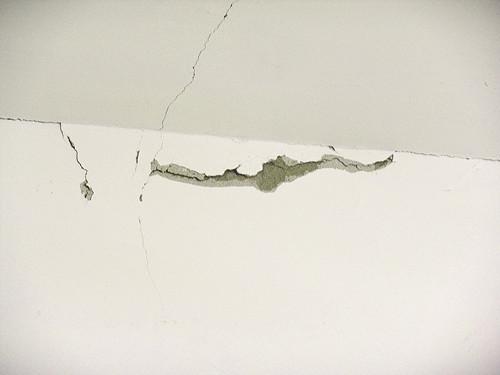 墻面開(kāi)裂、發(fā)霉怎么辦？
